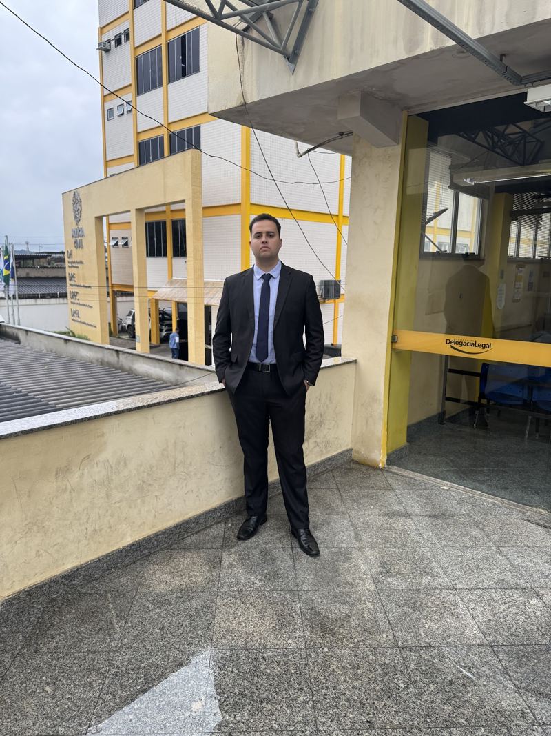 Dr. Rodrigo Marques em frente a uma unidade da Polícia Civil
